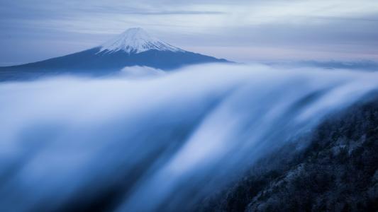 雾沿着日本的山坡流淌