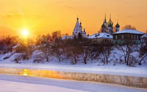 雪在莫斯科教堂河边