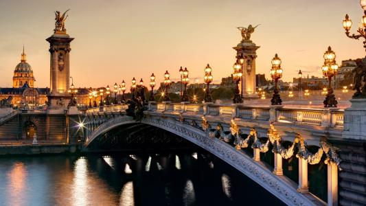 亚历山大三世大桥在巴黎