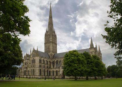 古代的索尔兹伯里大教堂反对天空，英国