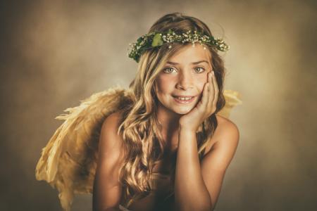 绿眼天使的翅膀的美丽女孩