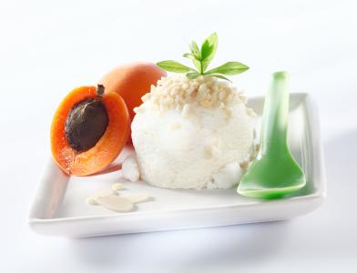 香草冰淇淋球用杏子在白板上用勺子