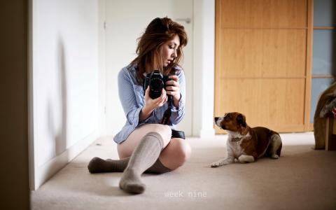 女孩摄影师和她的狗
