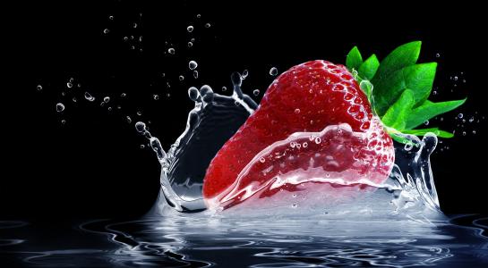 红色成熟草莓在黑色背景上的水中