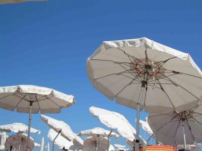 意大利迪亚诺马里诺度假村的沙滩遮阳伞