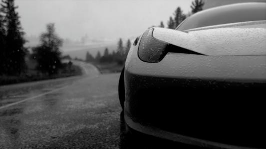 汽车的黑白照片在雨中