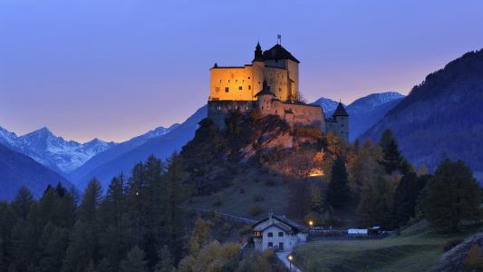 在瑞士的小山上的城堡