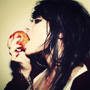 亚历克斯·赫本吃一个苹果