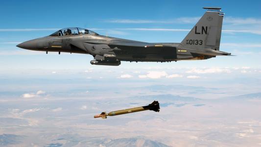 F-15发射了一枚火箭