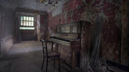 旧的房间里的旧钢琴