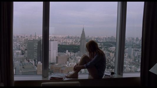 斯嘉丽·约翰逊女孩看着窗外的城市