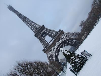 在巴黎的雪埃菲尔铁塔在斜坡上