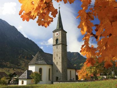 在教堂附近的山中的秋天