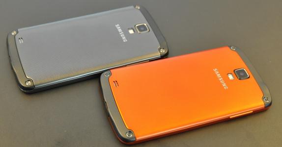 三星Galaxy S4 Active，两种颜色