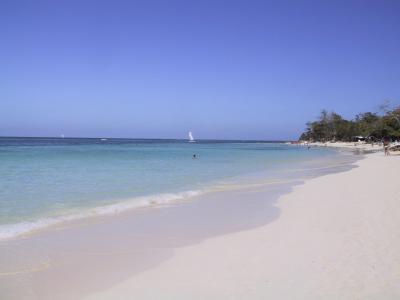 在沙滩Guardalavaca，古巴度假村的白色沙滩