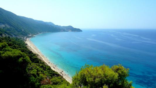 希腊莱夫卡斯海岸的天蓝色的海