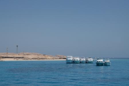 在埃及赫尔格达度假胜地海岸附近的船只