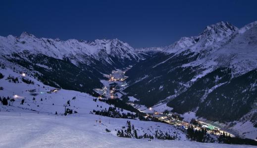 在莱希，奥地利滑雪胜地的夜间灯光