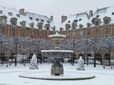 在喷泉周围的巴黎雪