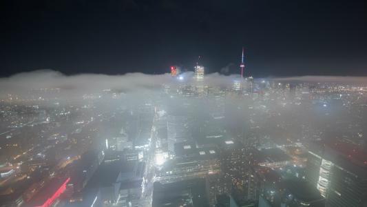在雾中的多伦多市