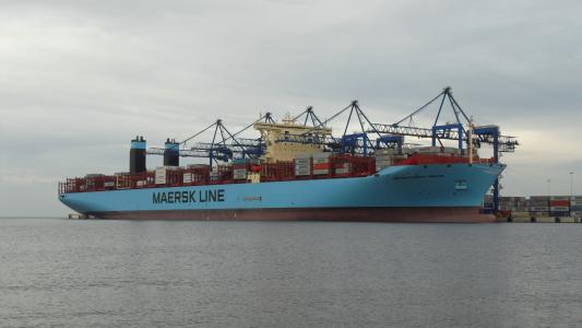 与货柜的大货船Maersk Mc-Kinney Moller