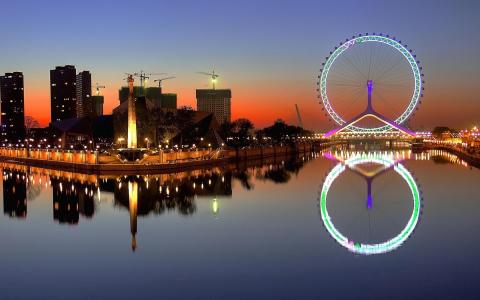 明亮的摩天轮在中国的城市