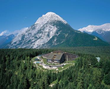 在Telfs-Büchen，奥地利的度假胜地山背景上的酒店