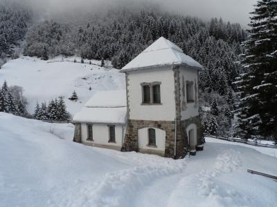 奥地利Neustift im Stubaital冰雪覆盖的小屋
