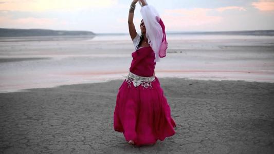 女孩在海滩上跳舞