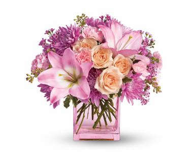玫瑰，菊花和百合在白色背景上的花瓶里的花束