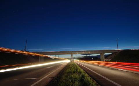 夜间高速公路