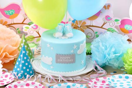 美丽的蓝色蛋糕和装饰男孩的生日