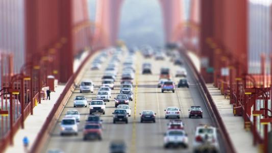在旧金山的桥上的汽车交通