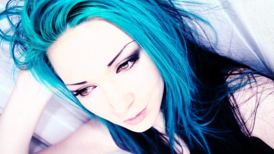 伤心的女孩，蓝色的头发