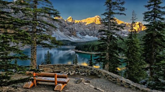 长椅俯瞰加拿大的山脉和Moiraine湖