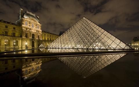 巴黎罗浮宫的玻璃金字塔