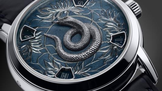 时尚江诗丹顿手表上有一条蛇
