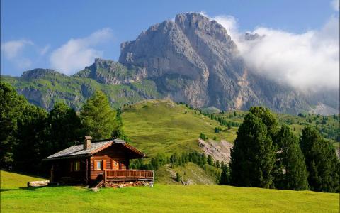 意大利Val Gardena滑雪胜地的一个孤独的房子