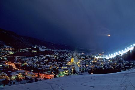 奥地利施拉德明滑雪胜地的夜晚