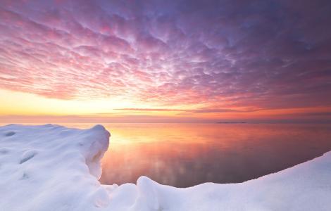 在南极洲的粉红色日落