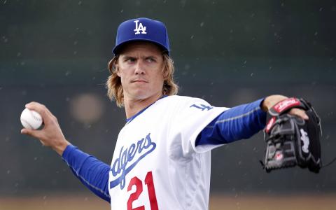 棒球选手扎克·格林奇（Zack Grinky）将球传给了洛杉矶道奇队（Los Angeles Dodgers）俱乐部