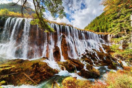 美丽的瀑布在九寨沟，中国的秋天公园