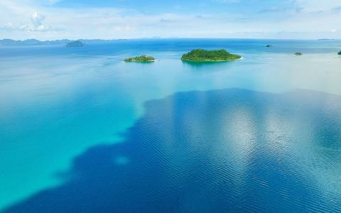 在蓝色的大海，泰国的绿色群岛