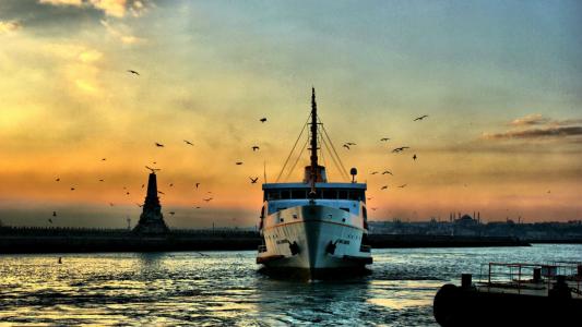 在伊斯坦布尔湾的小船