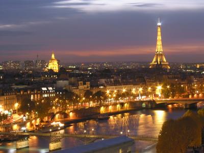 在巴黎，法国的夜晚灯光