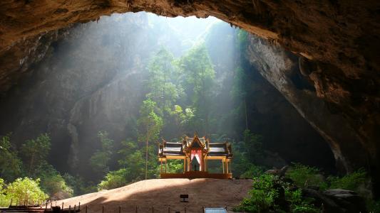 在罗勇，泰国的一座山洞里的寺庙