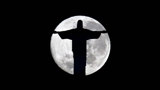 基督在里约反对月亮的雕像