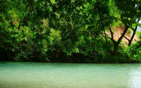 在河之上的绿色，希腊