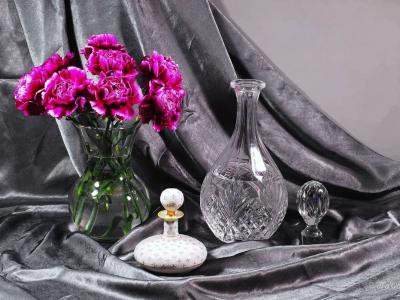 一束鲜花在一个玻璃花瓶里