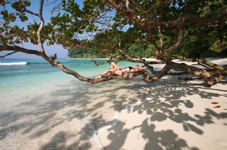 在安达曼群岛的沙滩上放松